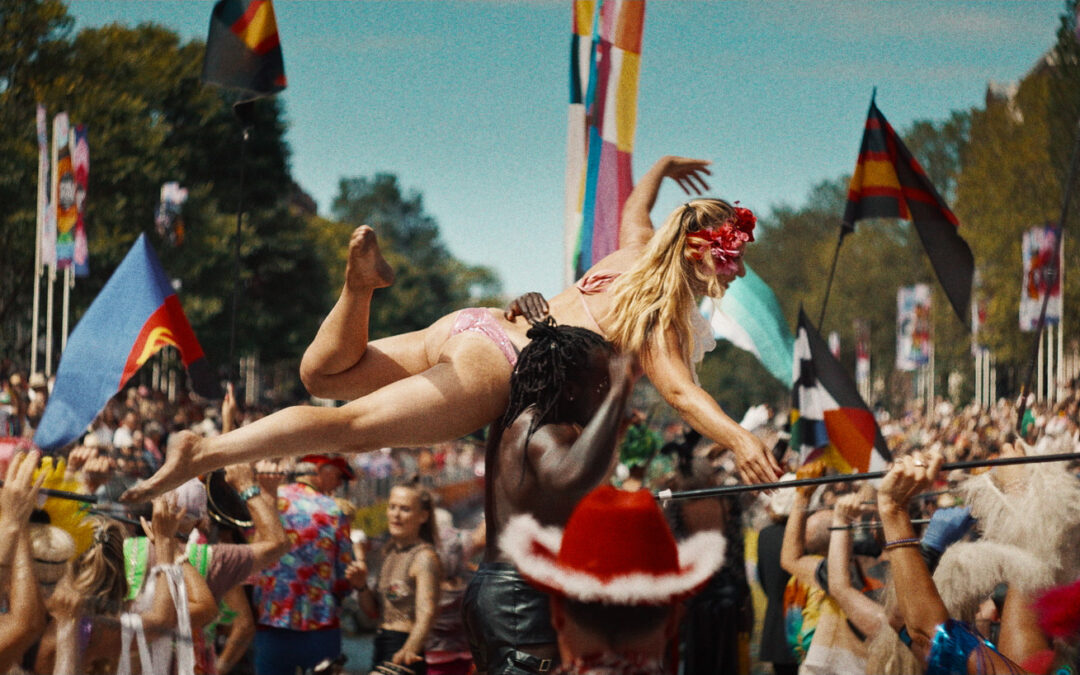 Filmregistratie van de Canal Parade tijdens WorldPride Amsterdam 2026